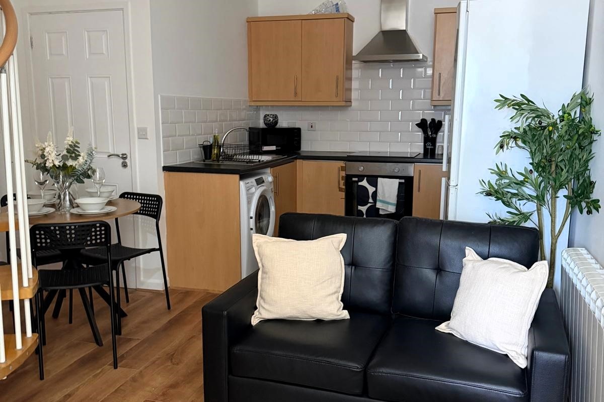 3 Bed Flat, Luton Grove, L4