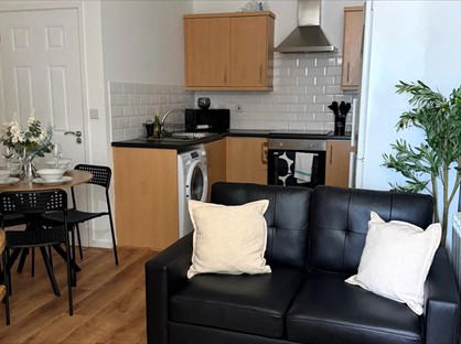 3 Bed Flat, Luton Grove, L4