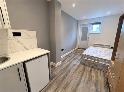 Studio Flat, Tithepit Shaw Lane, CR6