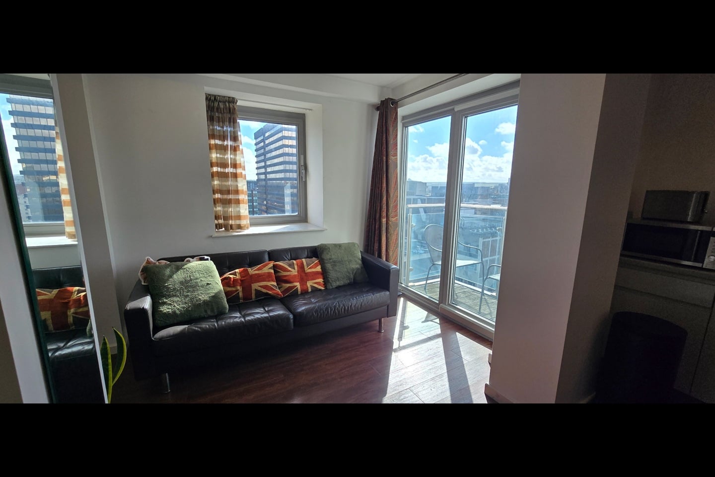 1 Bed Flat, Basilica, LS1 photo 2