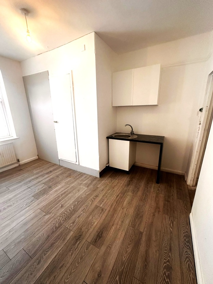 Studio Flat, Camberwell Road, SE5 photo 2