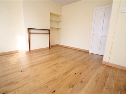 3 Bed Terraced House, Hassop Walk, SE9