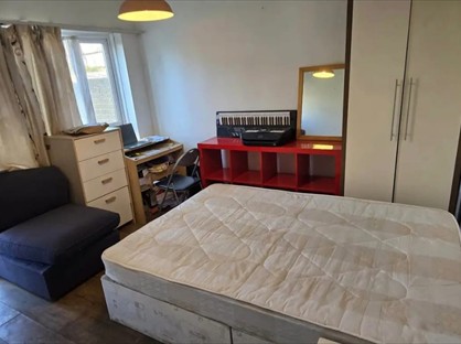 Room in a Shared House, The Close, IG2