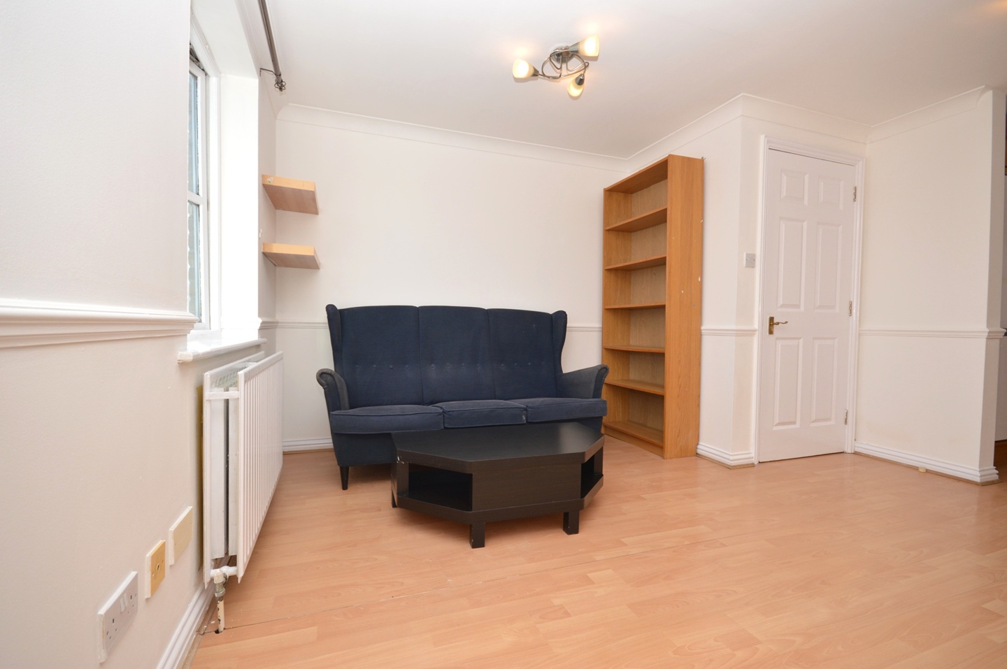 1 Bed Flat, Mile End Road, E1 photo 2