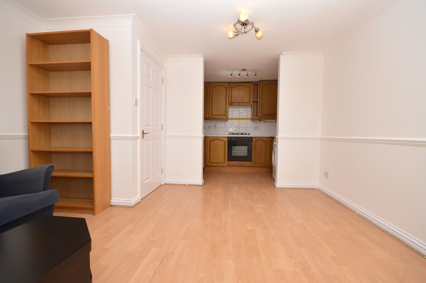 1 Bed Flat, Mile End Road, E1 photo 3