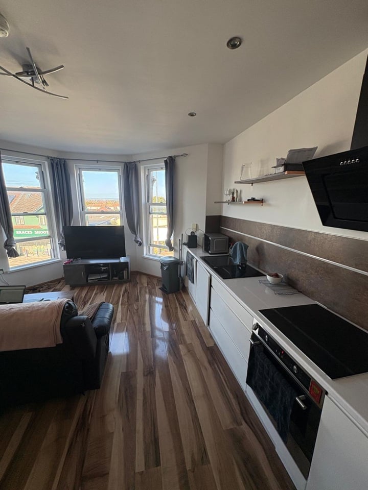 1 Bed Flat, Wells Road, BS4 photo 2