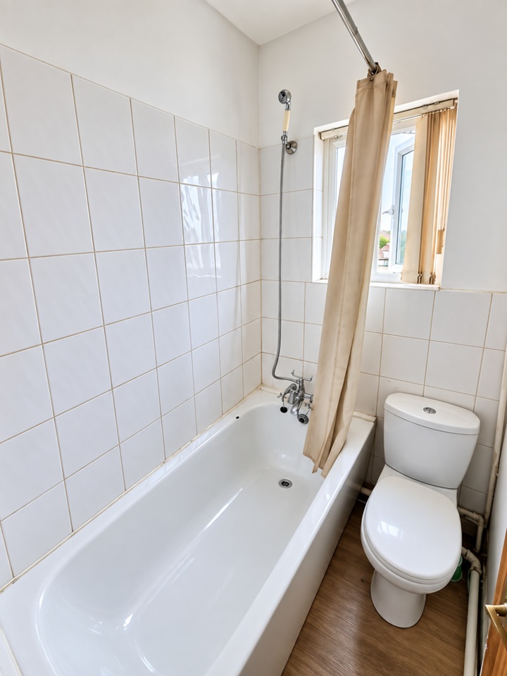 1 Bed Flat, Hall Lane, L7 photo 5