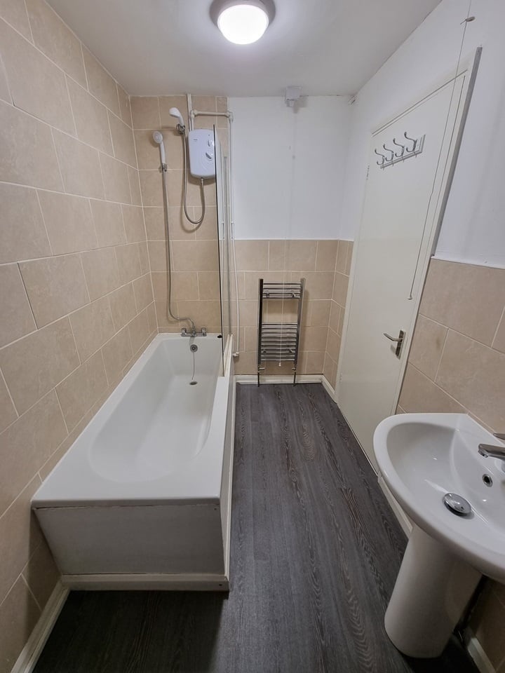 1 Bed Flat, Sheil Road, L6 photo 5