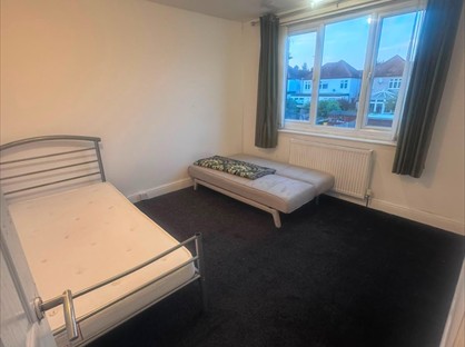 Room in a Shared House, Queenborough Gardens, IG2