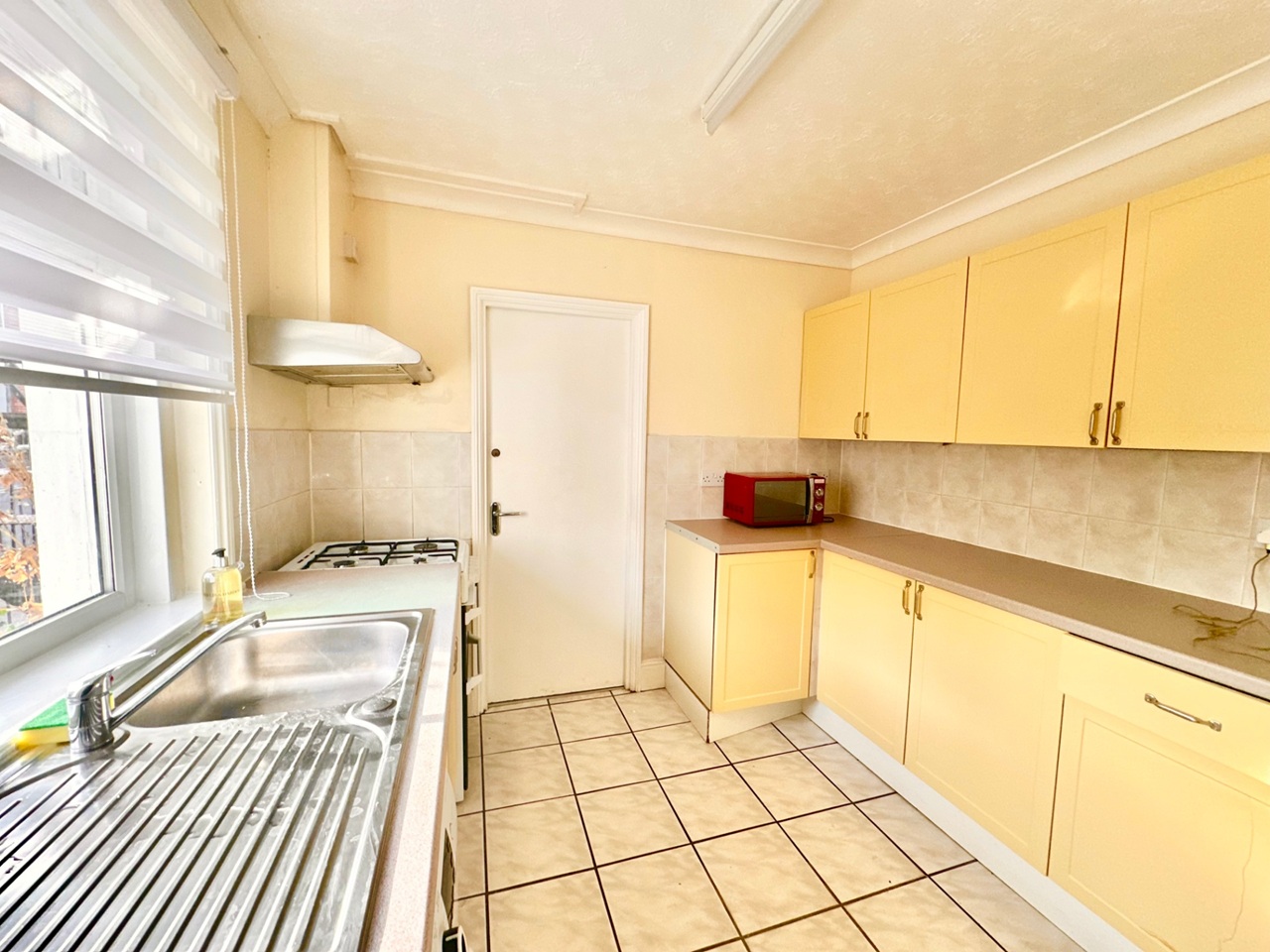 3 Bed Flat, Milton Road, SO15 photo 2