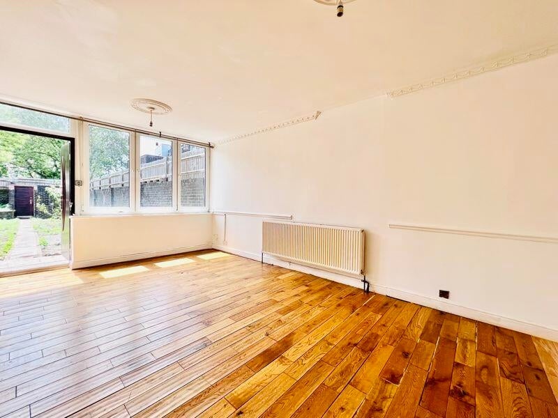 3 Bed Flat, Stangate, SE1 photo 4