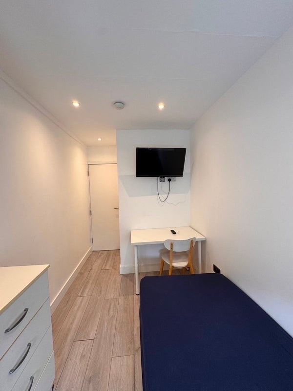 3 Bed Flat, Stangate, SE1 photo 2