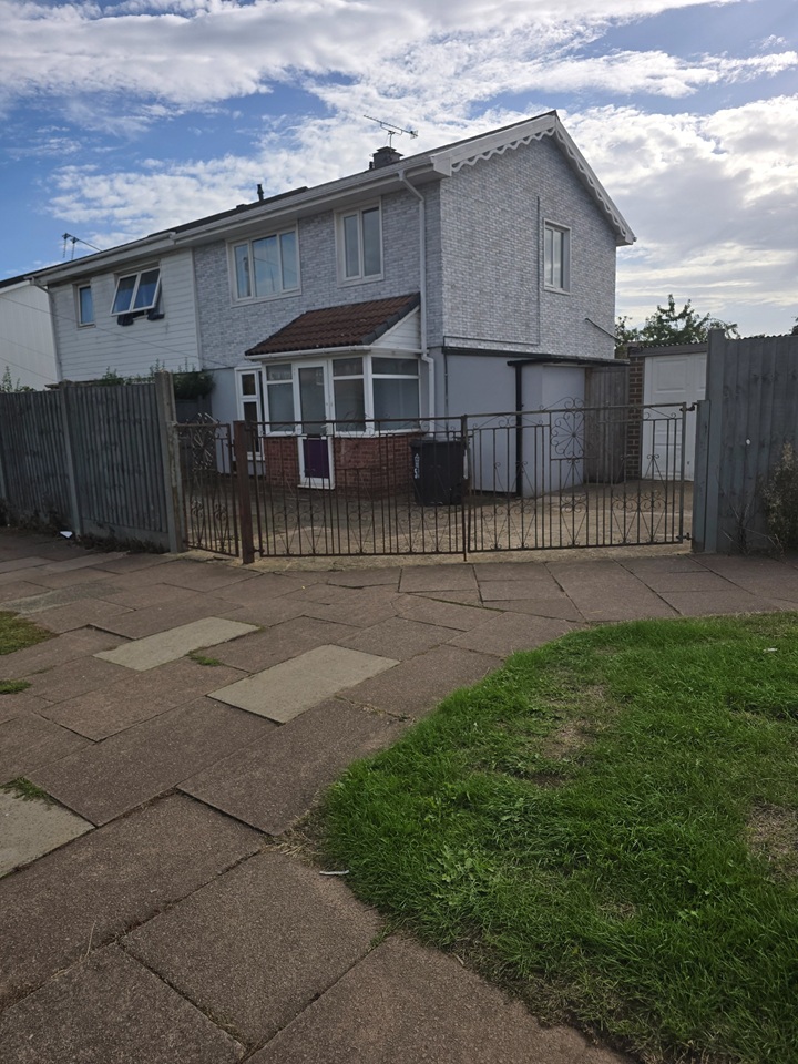 5 Bed Semi-Detached House, Birds Nest Avenue, LE3