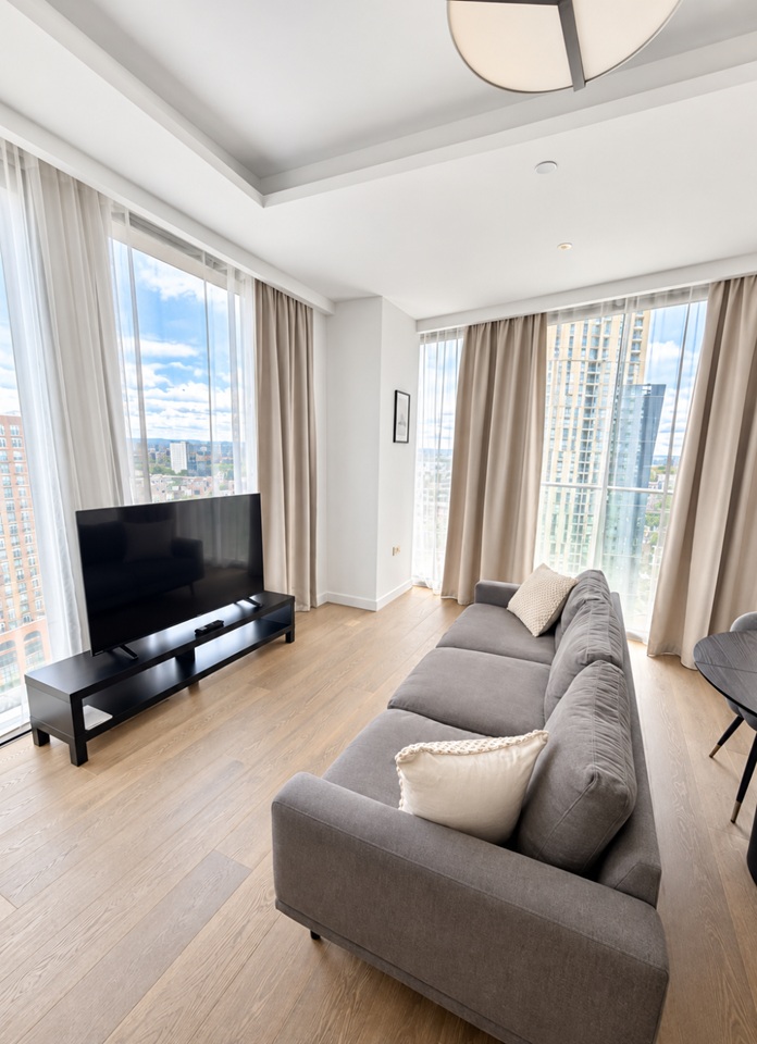 3 Bed Flat, Carnation Way, SW8 photo 2