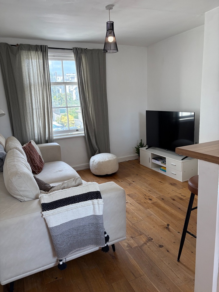 2 Bed Flat, Sillwood St, BN1 photo 2