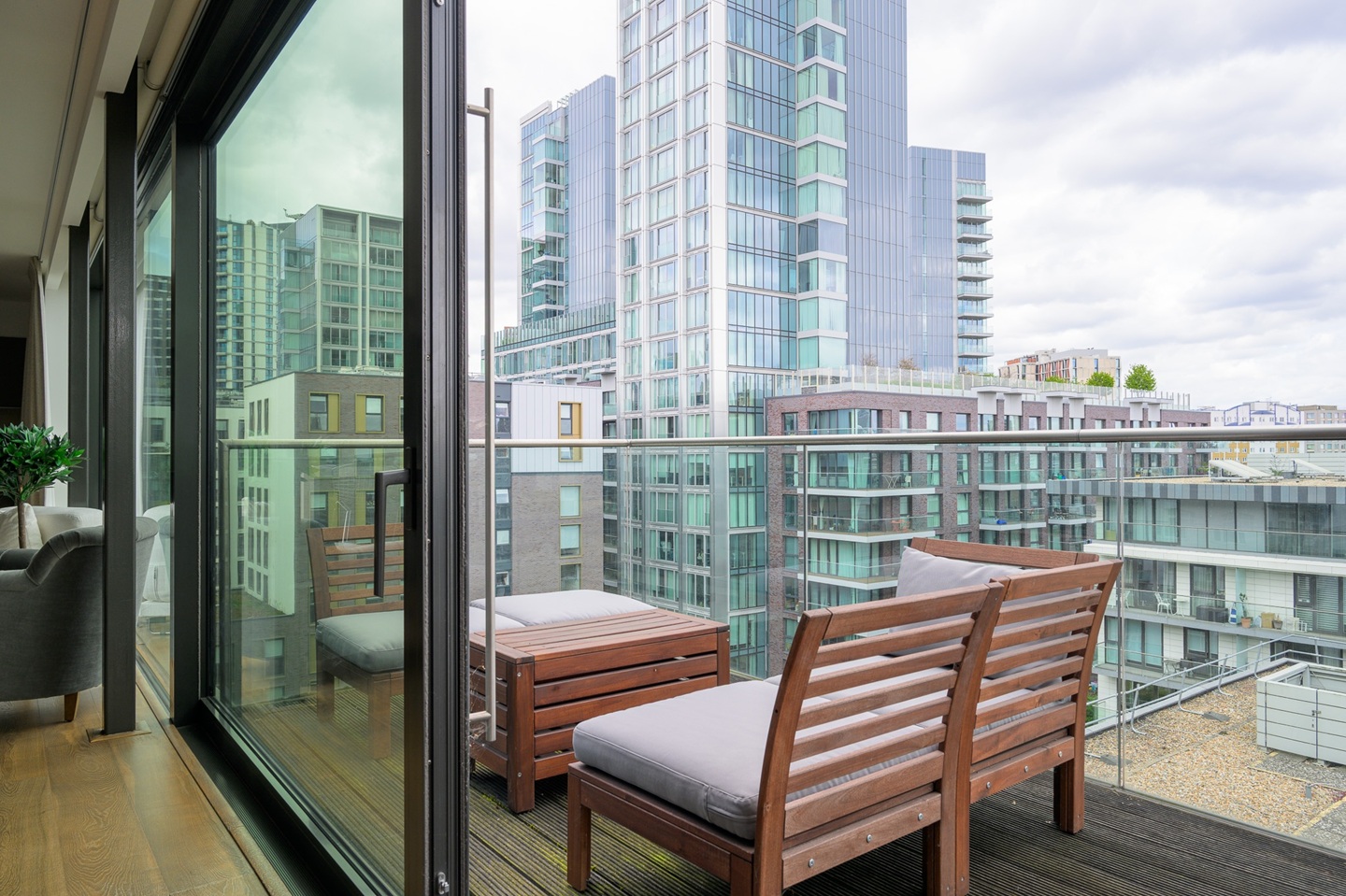 3 Bed Penthouse, Leman Street, E1 photo 2