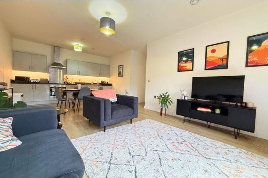 2 Bed Flat, Birmingham, B15 photo 3