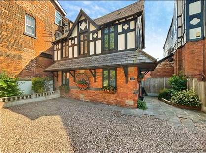 3 Bed Detached House, Half Edge Lane, M30