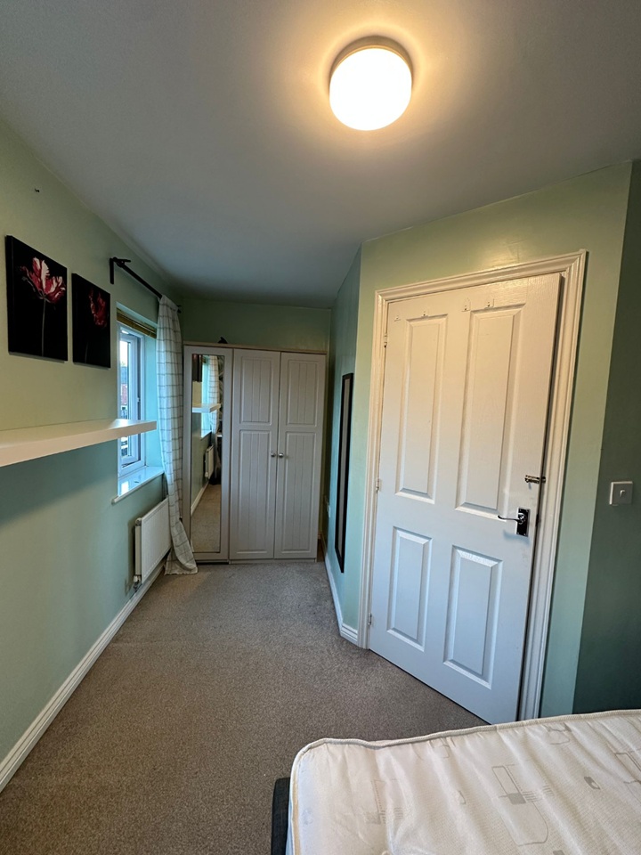 Room in a Shared House, Hexagon Close, M9 photo 3