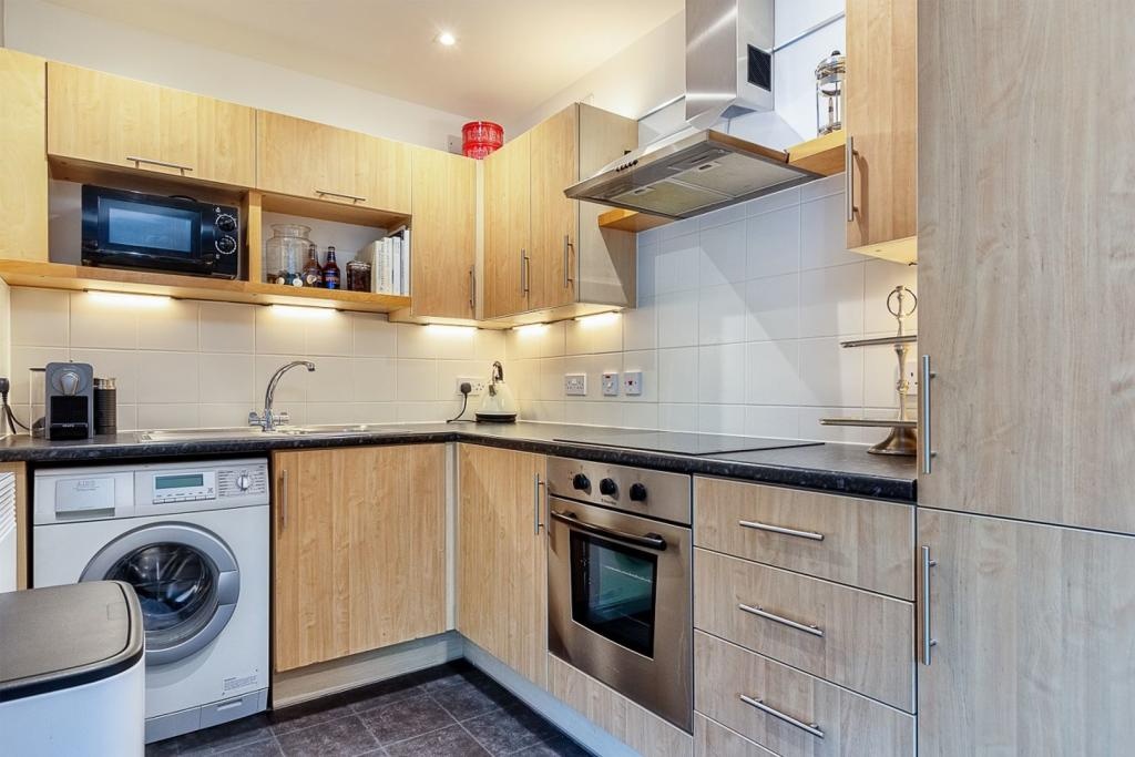 1 Bed Flat, Phoenix Way, SW18 photo 3