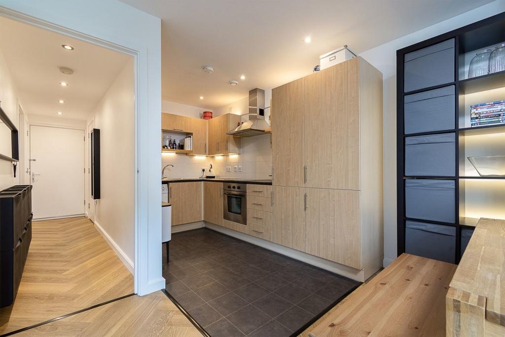 1 Bed Flat, Phoenix Way, SW18 photo 4