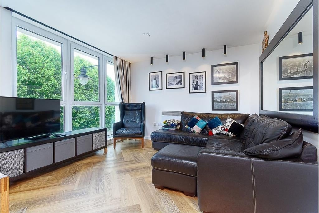 1 Bed Flat, Phoenix Way, SW18 photo 2