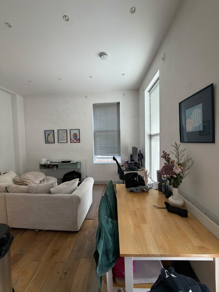 1 Bed Flat, Dorothy Road, SW11 photo 2