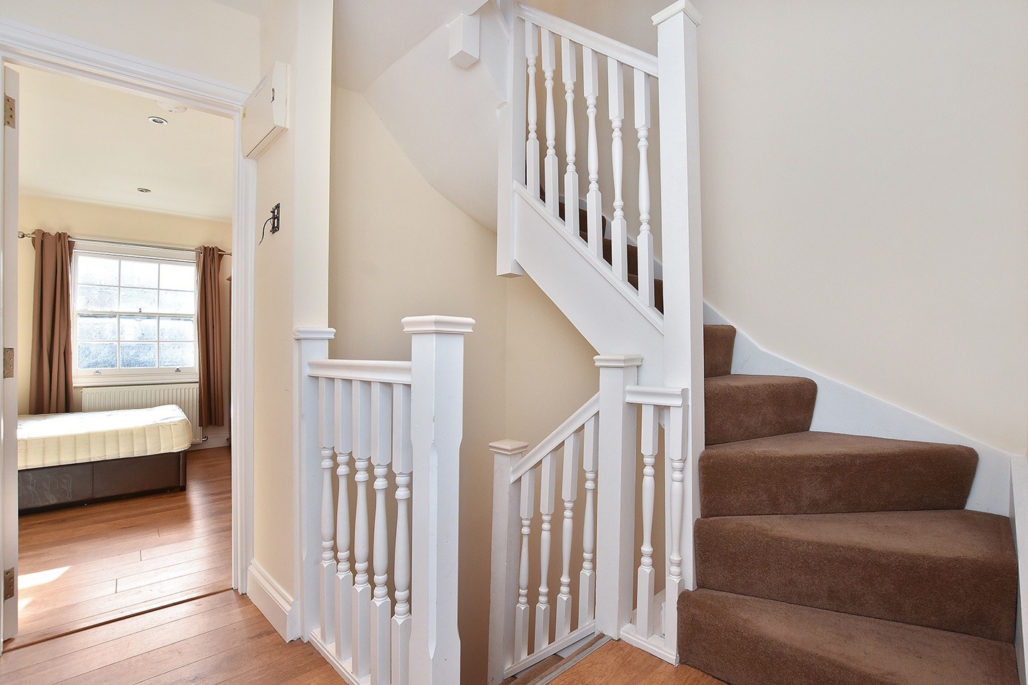 2 Bed Flat, Caledonian Road, N1 photo 2
