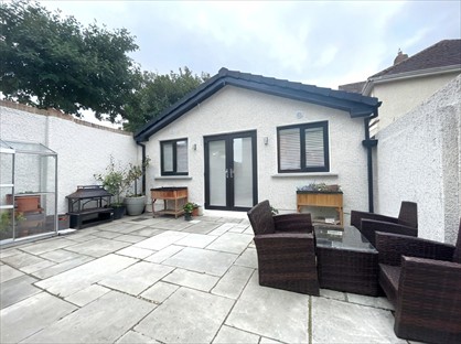 1 Bed Detached House, Pine Walk, SM5
