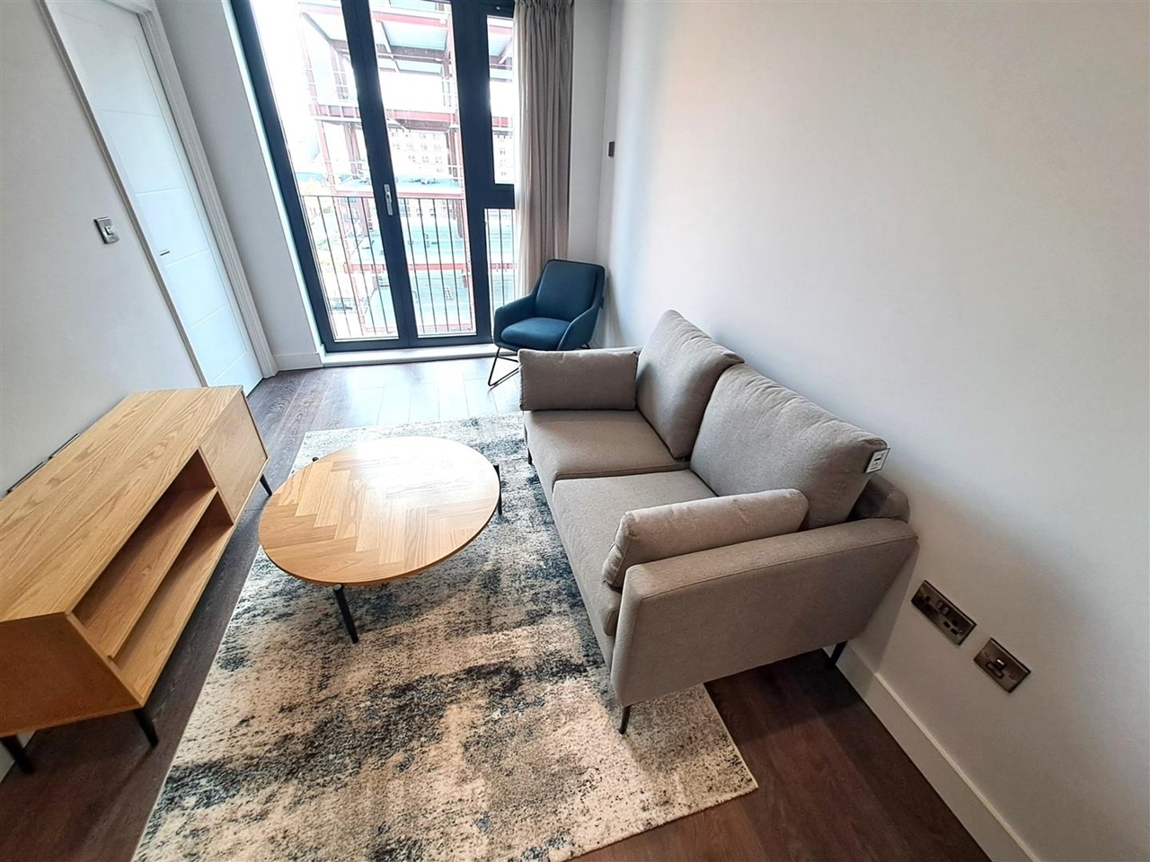 1 Bed Flat, Triskelion Way, L3 photo 5