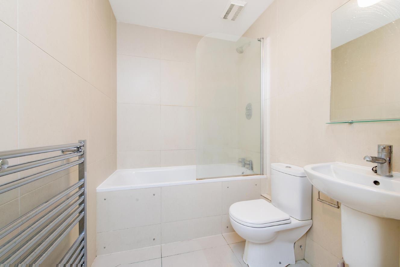2 Bed Flat, Lakeside Road, W14 photo 4