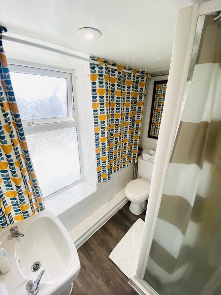 1 Bed Flat, Commercial Road, E1 photo 2