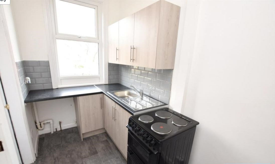 2 Bed Terraced House, Barton Place, LS11 photo 2