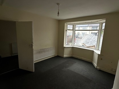 5 Bed Semi-Detached House, Ballards Road, RM10