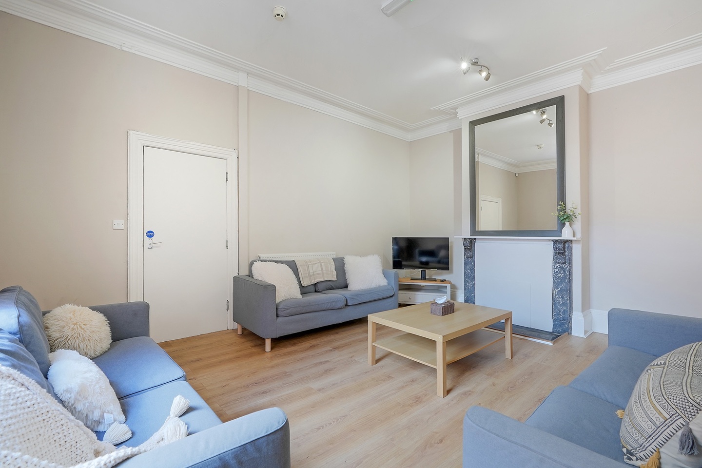 9 Bed Semi-Detached House, Upper Hanover Street, S3