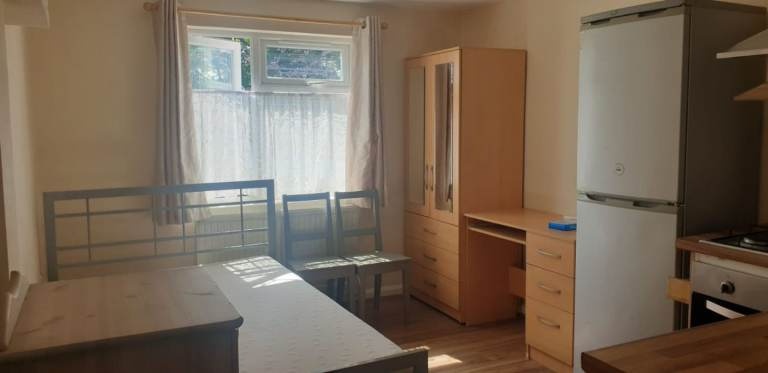 Studio Flat, Rees Drive, CV3