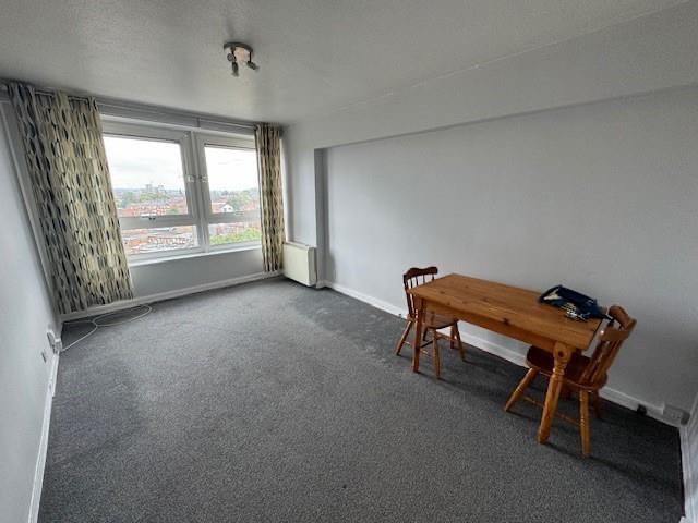 2 Bed Flat, Burnsall Croft, LS12 photo 3
