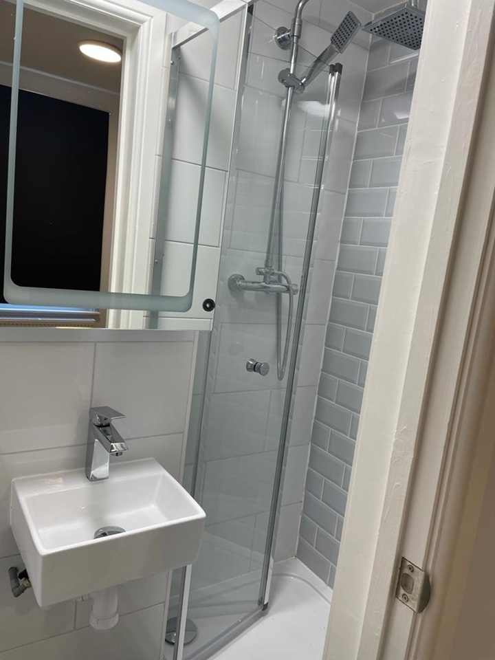 Studio Flat, Robertson St, SW8 photo 4