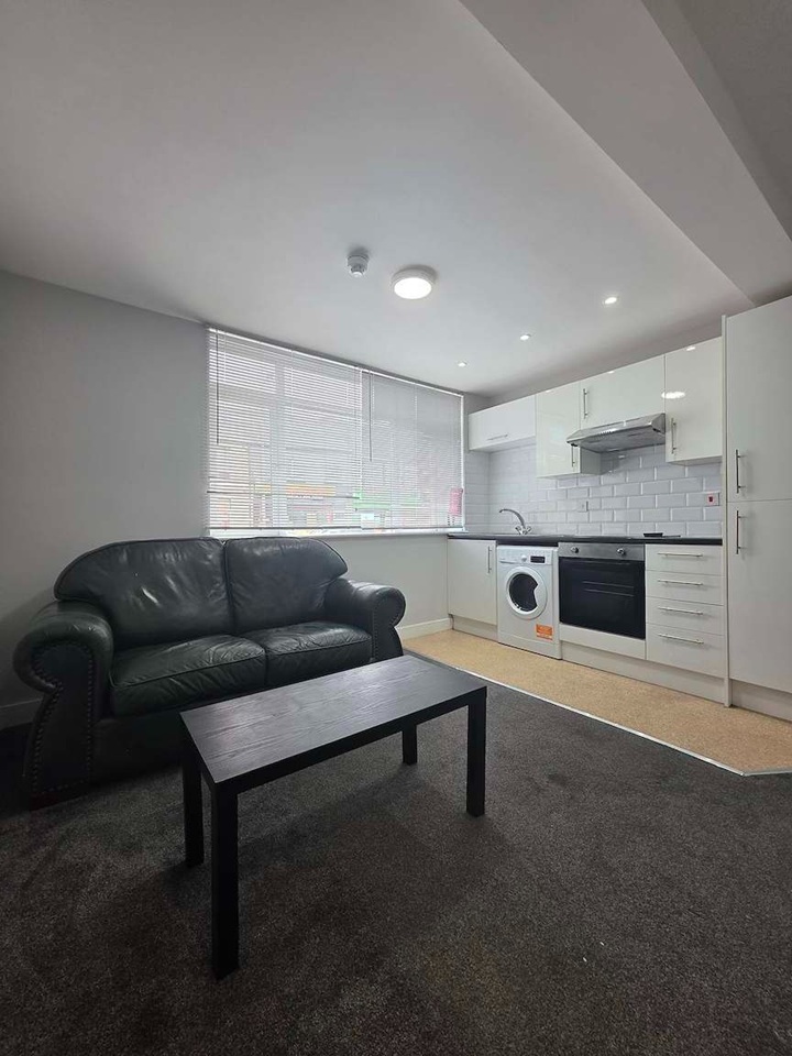 1 Bed Flat, Broadway, CF24
