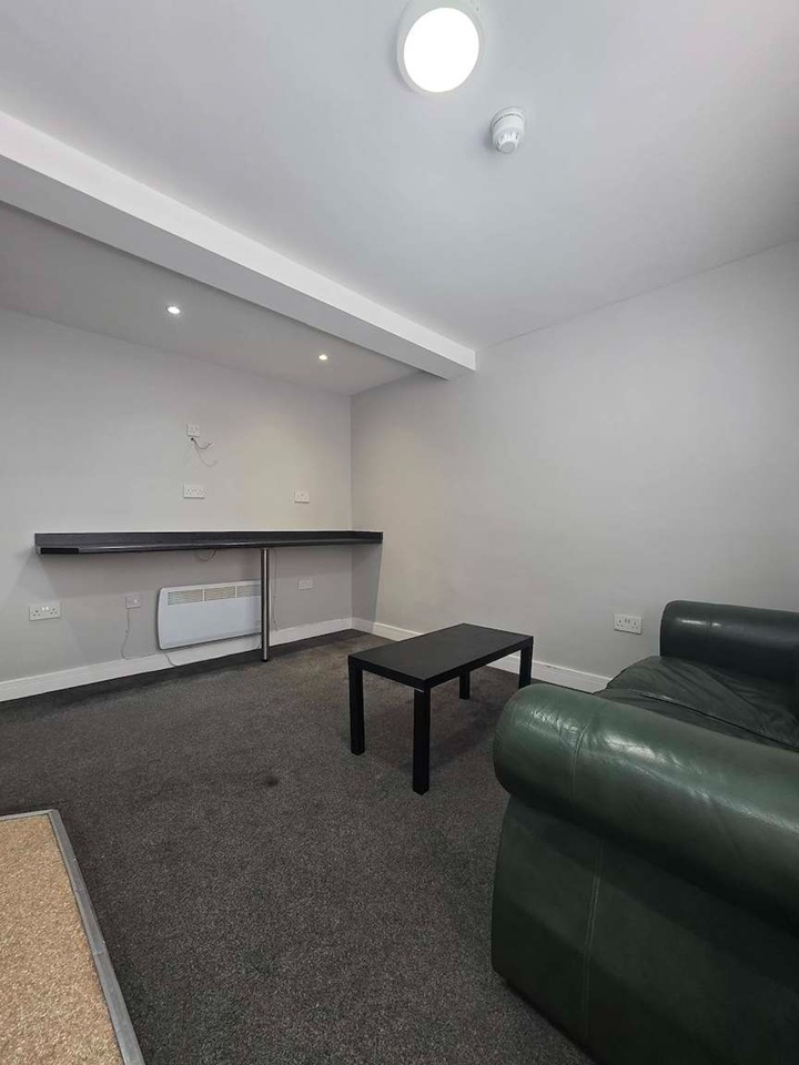 1 Bed Flat, Broadway, CF24 photo 3