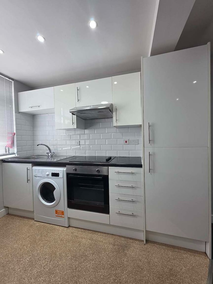 1 Bed Flat, Broadway, CF24 photo 4
