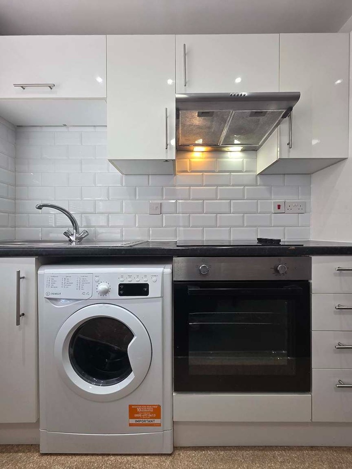 1 Bed Flat, Broadway, CF24 photo 5