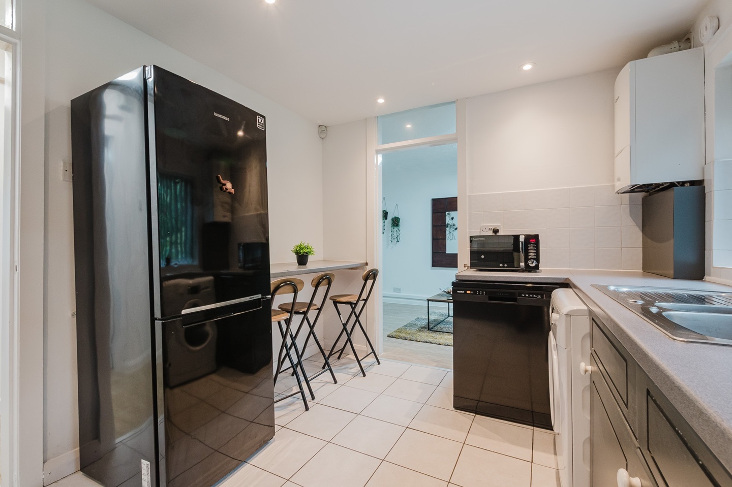 4 Bed Flat, Willow Court, M14 photo 3