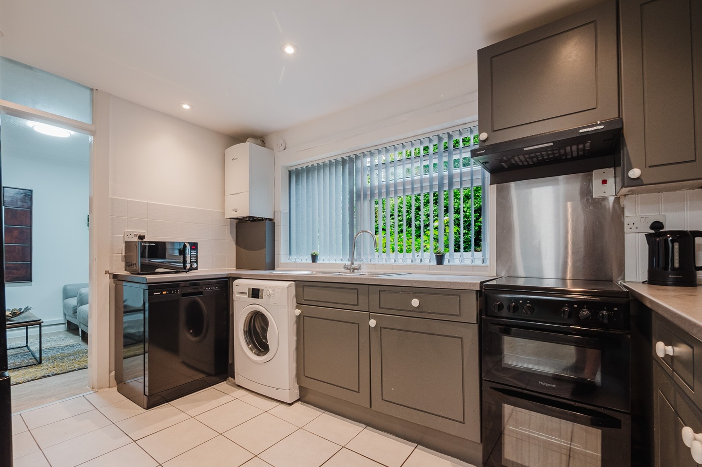 4 Bed Flat, Willow Court, M14 photo 4