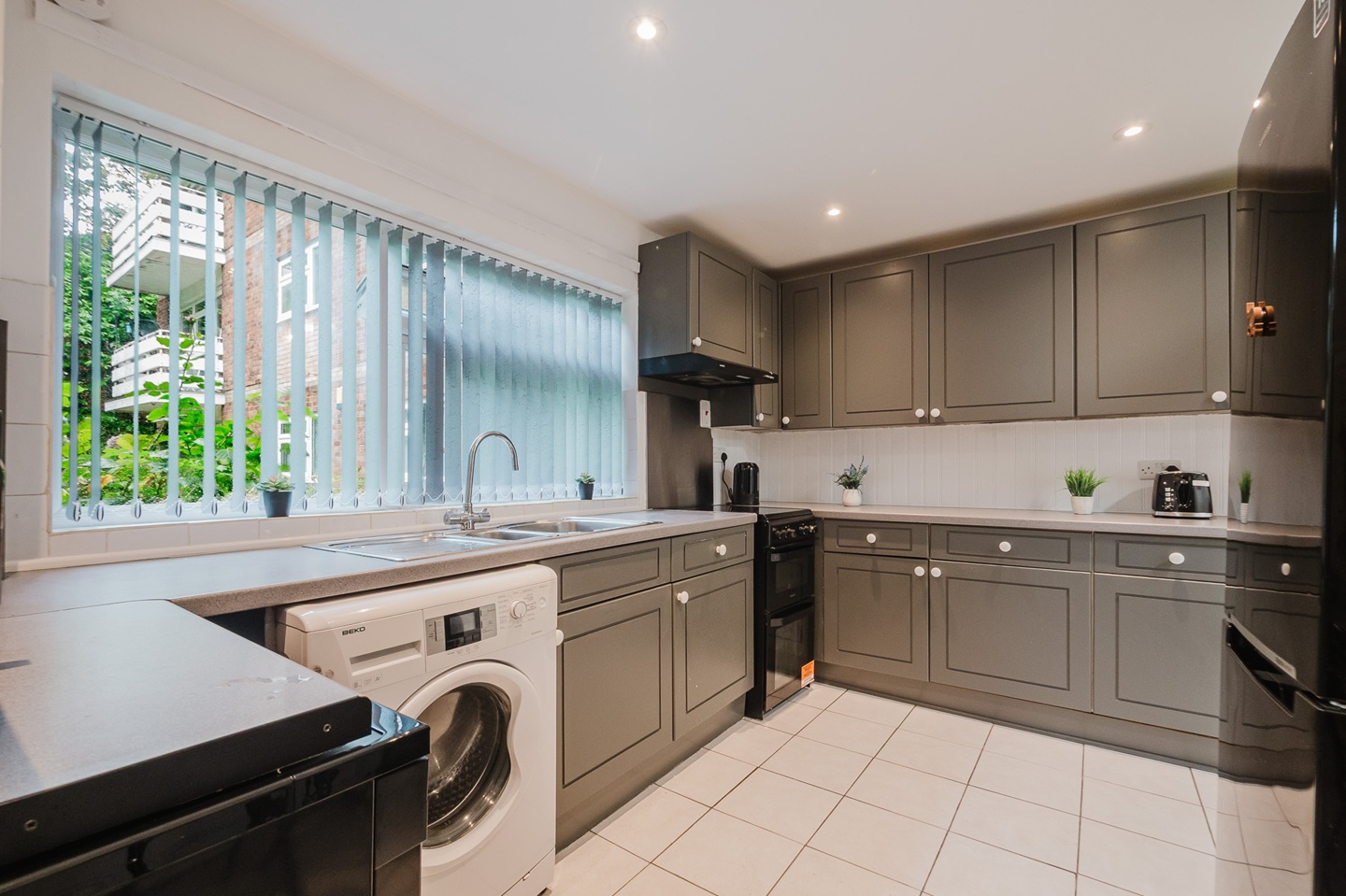 4 Bed Flat, Willow Court, M14 photo 5