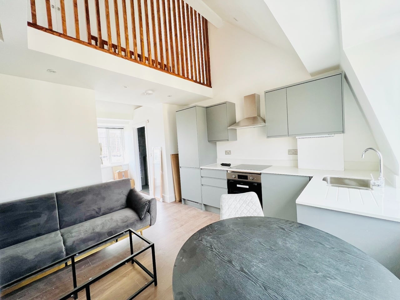 2 Bed Flat, Wandsworth Road, SW8 photo 2