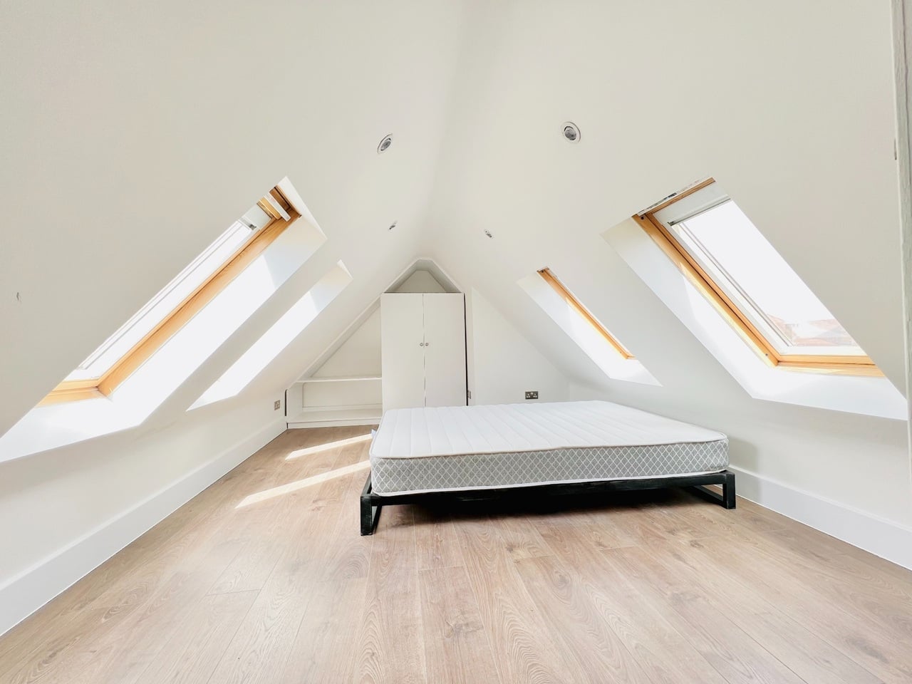 2 Bed Flat, Wandsworth Road, SW8 photo 3