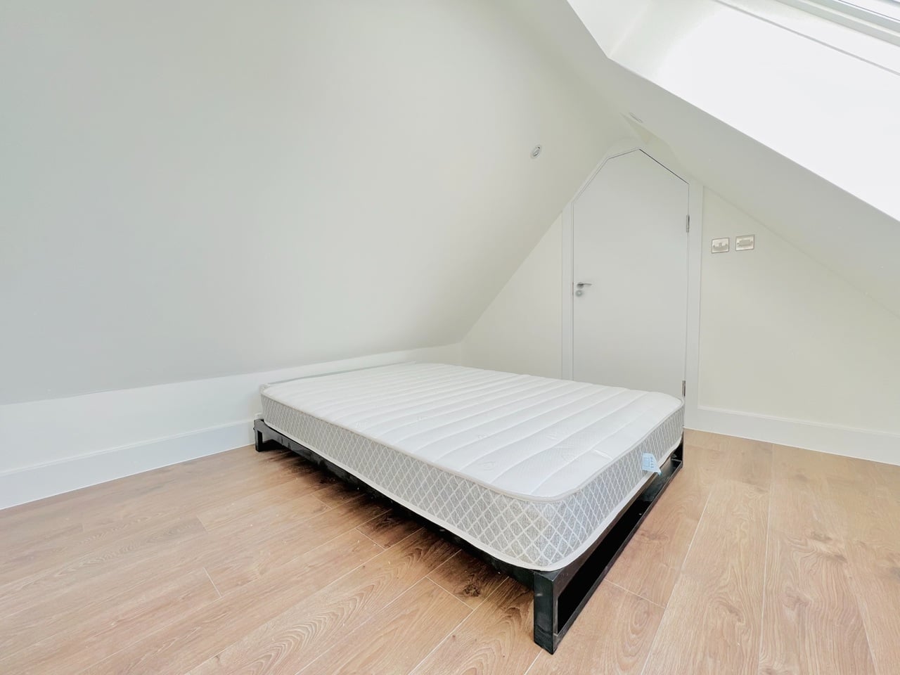 2 Bed Flat, Wandsworth Road, SW8 photo 4