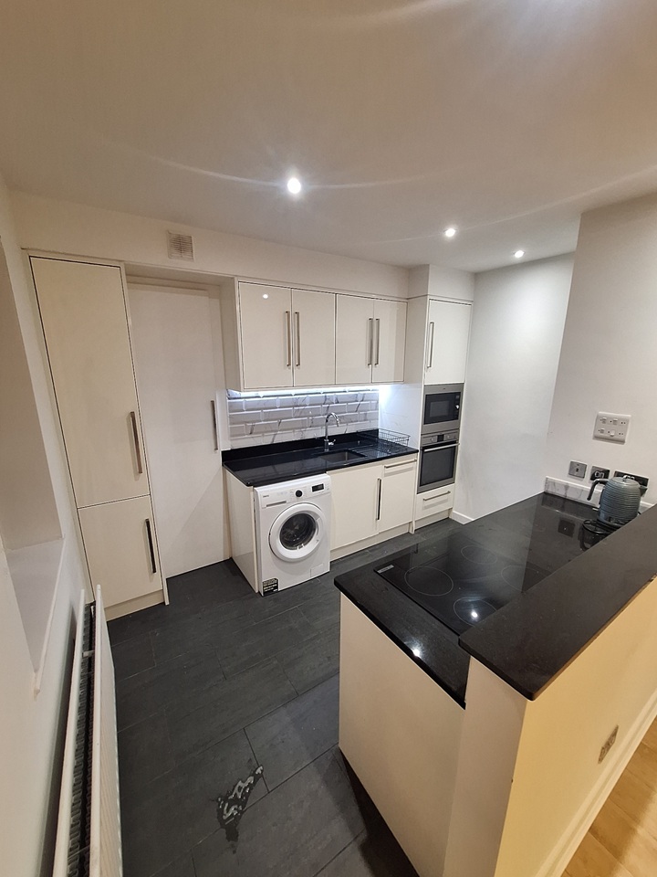 2 Bed Flat, Roy Square, E14 photo 2