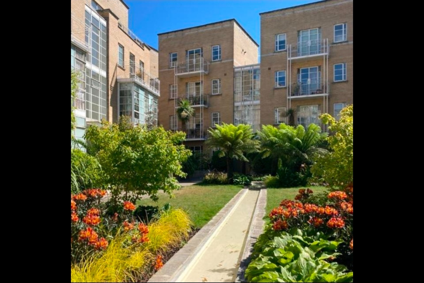 2 Bed Flat, Roy Square, E14 photo 4